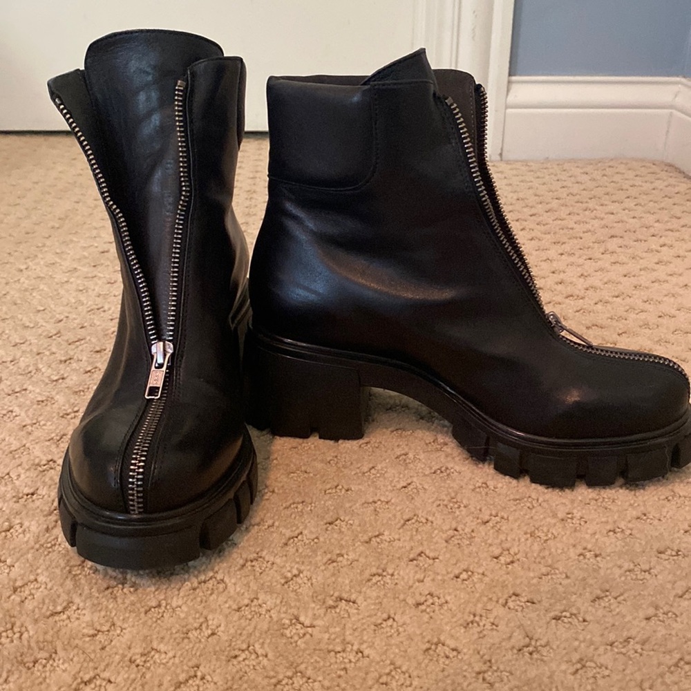 L’idea by Lori black boots